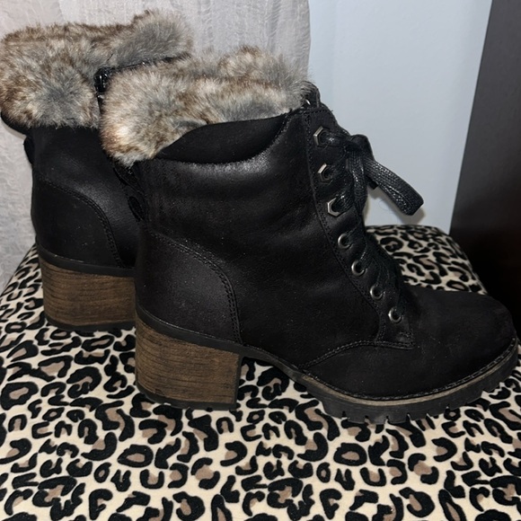 Steve Madden Black Booties With Faux Fur Ankle & Chunky Soles Distressed Look - Picture 2 of 10